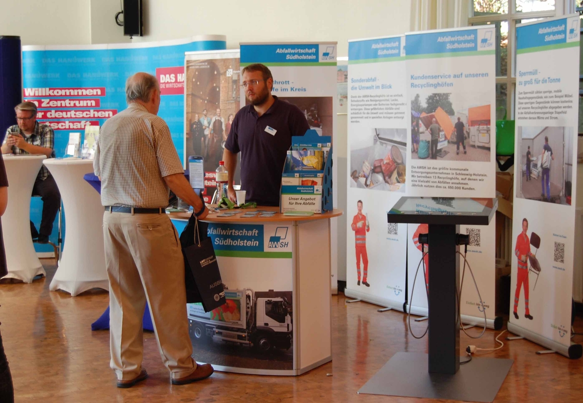 Gut Besuchter Stand Bei Der Ausbildungsmesse In Reinbek ...